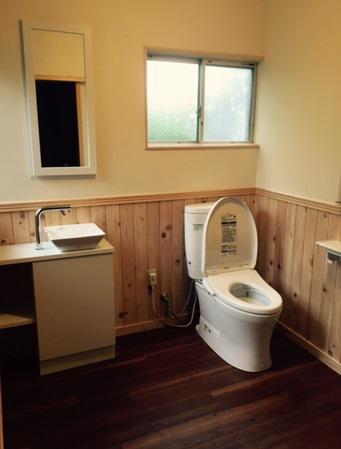 ヒノキ板張で和モダンなトイレに変身