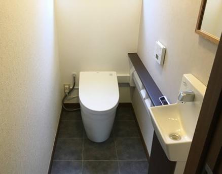 石目柄タイルで上質な男前トイレインテリア