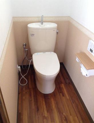 くすみピンク壁紙のフェミニンで上品なトイレ空間
